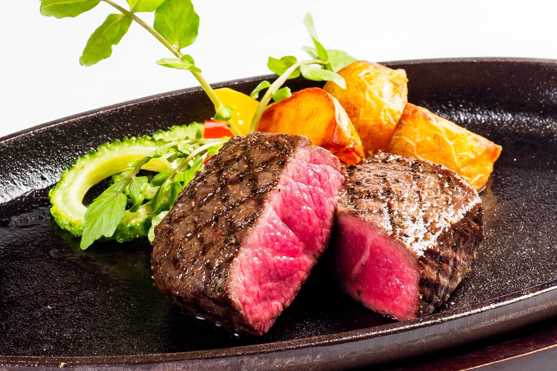 ステーキの切り口のシズル感を強調した写真