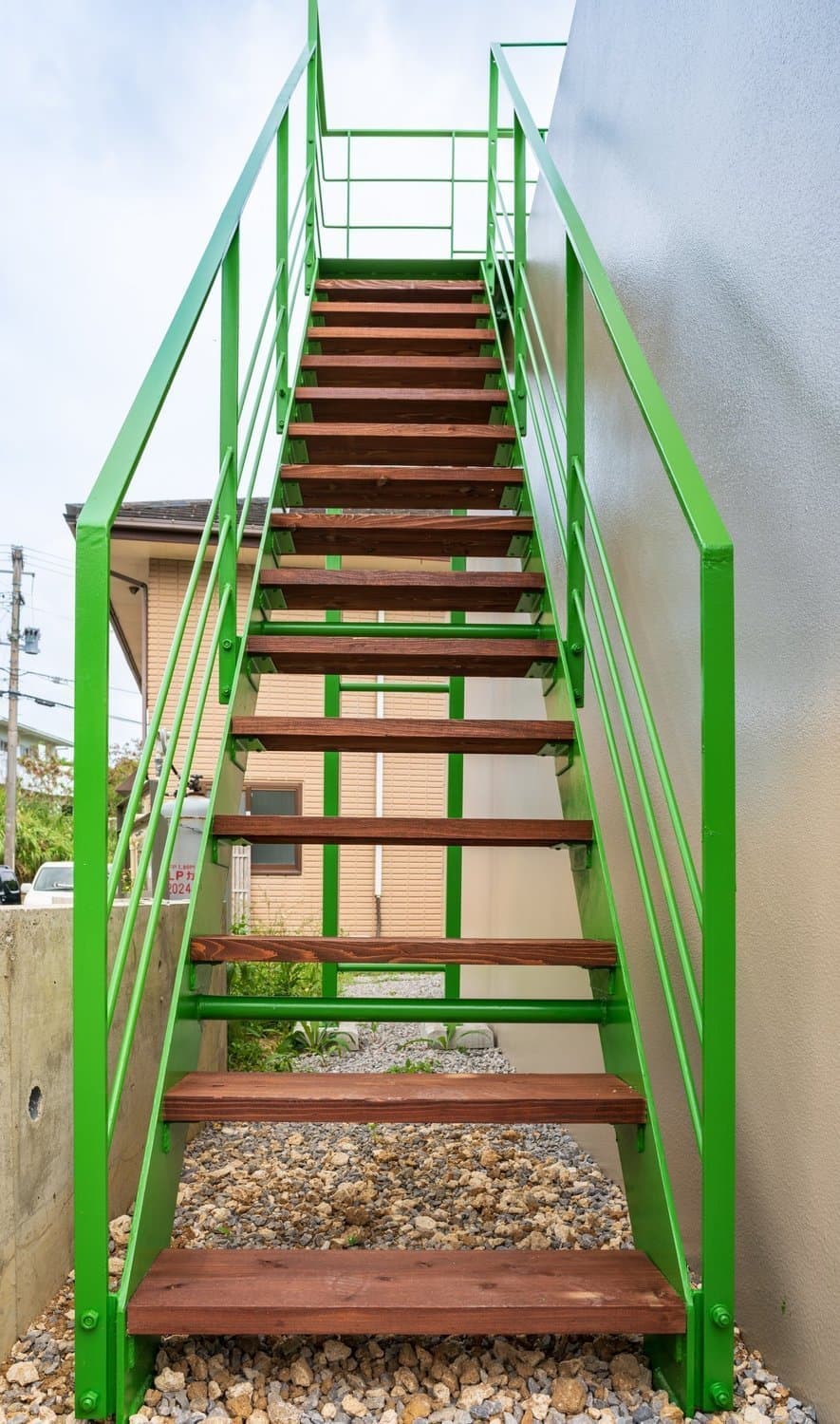 屋上へ上がる外付け階段